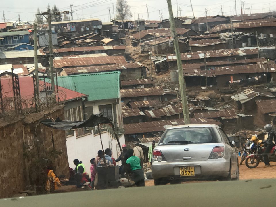 vista di kibera strada interna Nairobi
